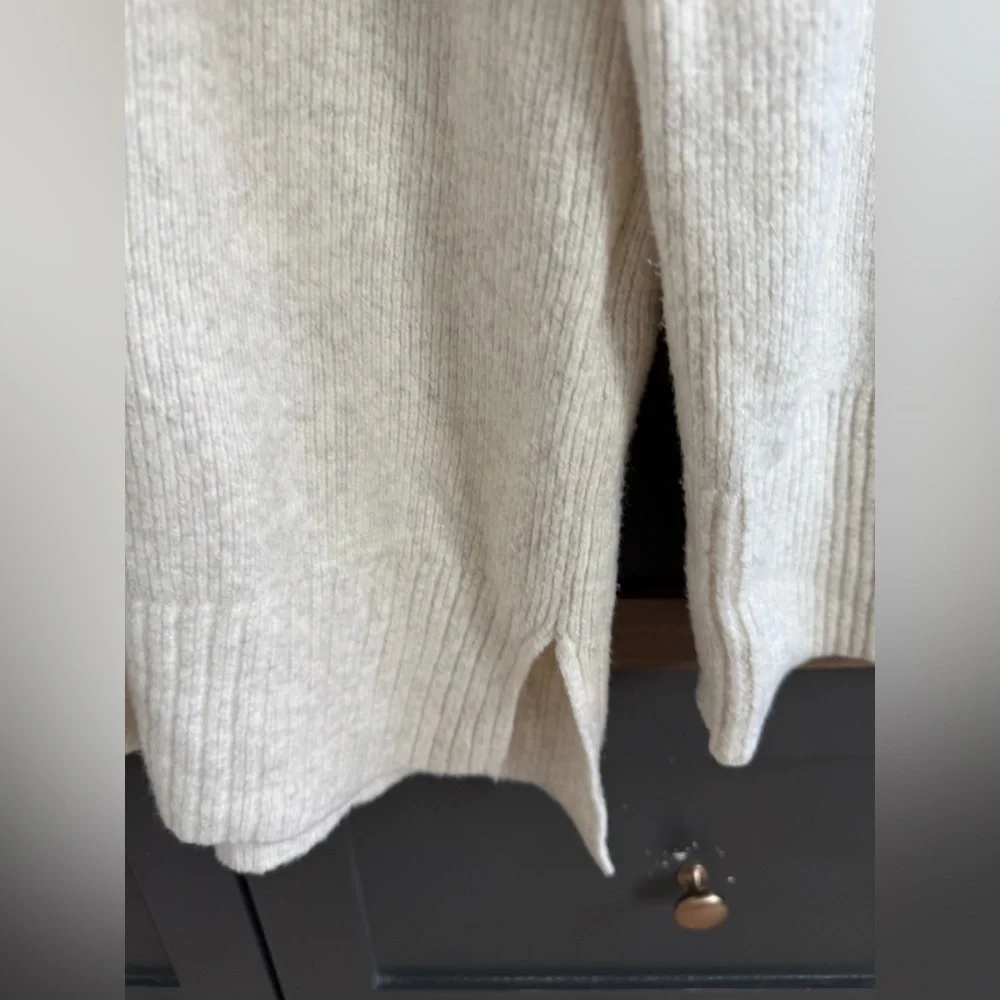 Abercrombie & Fitch Soft Cream Sweater • M - Picture 5 of 6